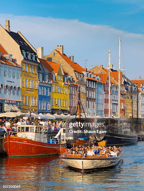 tourist boat on nyhavn canal - copenhagen nyhavn stock pictures, royalty-free photos & images