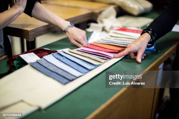 fashion designer showing the fabric swatch to the customer - bracelet tissu photos et images de collection