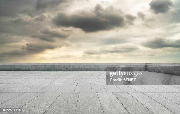 empty parking lot - zementboden stock-fotos und bilder