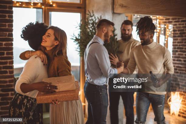 amigos se reunieron para la celebración. - john lewis presents the denim workshop by and or party fotografías e imágenes de stock