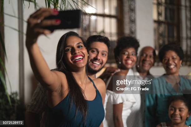 tomando uma selfie em casa de família - new year 2019 - fotografias e filmes do acervo