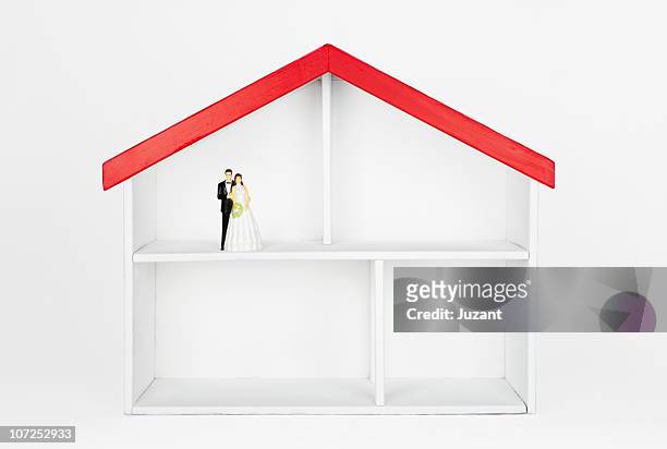 bride and groom figurine in dollhouse - dollhouse 個照片及圖片檔