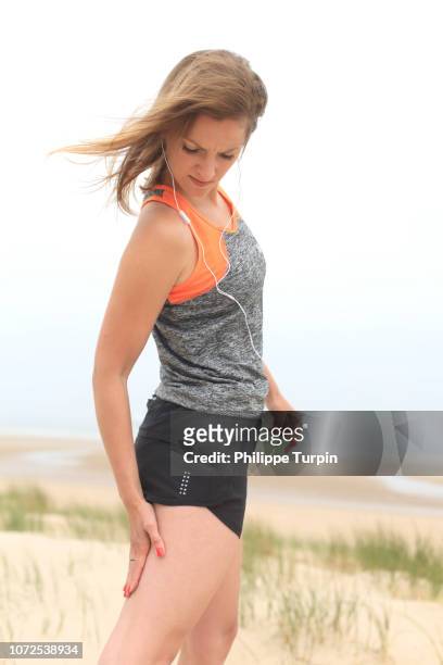 young woman on the beach - scheur grond stockfoto's en -beelden