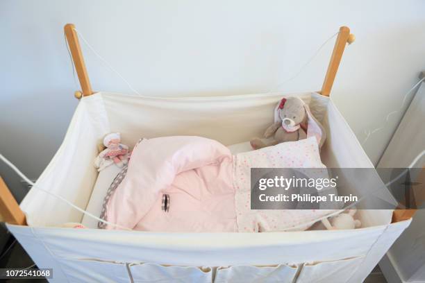empty baby bed. - snatched 2017 film stock-fotos und bilder
