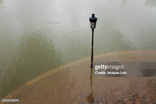 france, paris, department 75, 4th arrondissement, downstream part of the ile saint-louis, drop in the water level of the seine, february 2018. - paris flood stock pictures, royalty-free photos & images