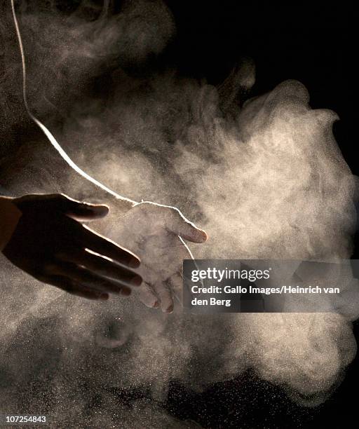 gymnast clapping hands in chalk - giz equipamento esportivo - fotografias e filmes do acervo