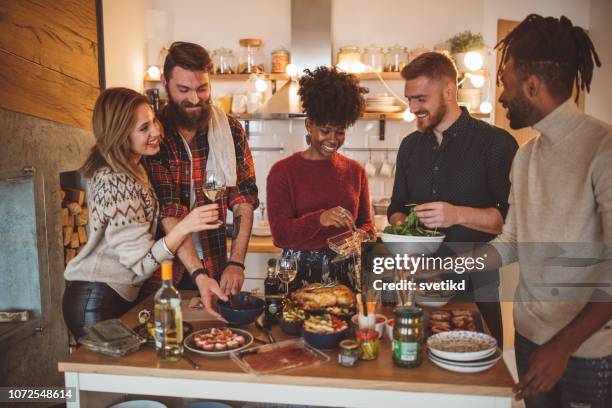 sie lieben es, in tabelle vorbereitung teilnehmen - wein und kochen stock-fotos und bilder