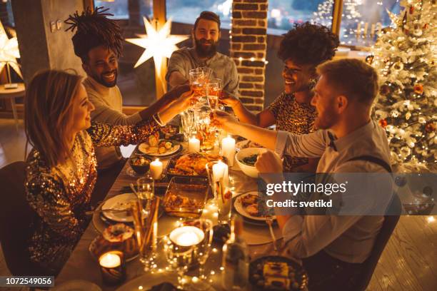 vrienden op nieuwjaar diner - new years 2018 stockfoto's en -beelden
