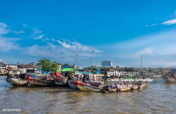 vietnam, mekong delta, can tho, floating wholesaling market of cai rang, bows decorated with dragon eyes (symbol of strength and power) - marché flottant photos et images de collection