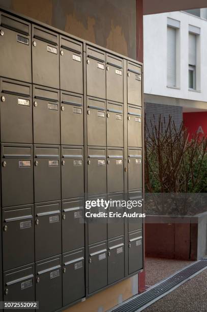 letter boxes in a new building - boîte aux lettres photos et images de collection