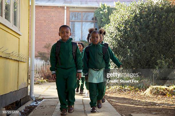 group of young schoolchildren walking to class, kwazulu natal province, south africa - zulu girls 個照片及圖片檔