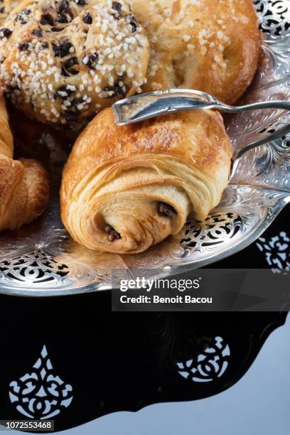 pastries - pain au chocolat stock-fotos und bilder