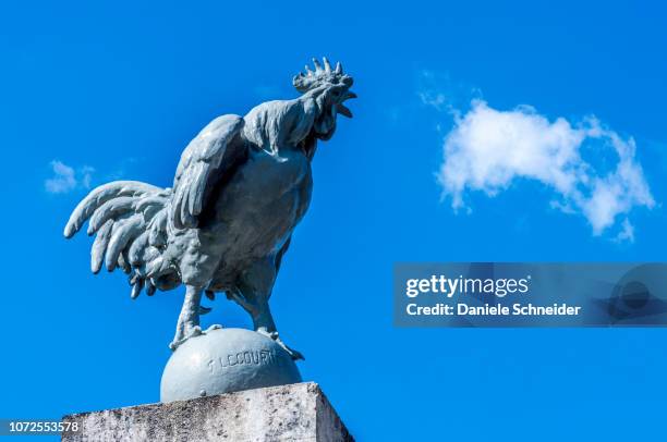 france, gironde, sainte-croix-du-mont, carved cockerel on ball on top of the war memorial - conmemorativo de guerra fotografías e imágenes de stock