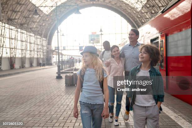 glückliche familie mit dem zug reisen - familie in der bahn stock-fotos und bilder