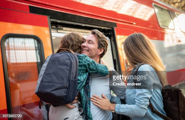 lycklig familj på tågstationen hälsning fadern - train platform bildbanksfoton och bilder