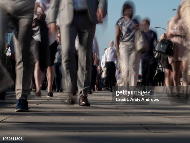 commuters walking to work - hauptverkehrszeit stock-fotos und bilder