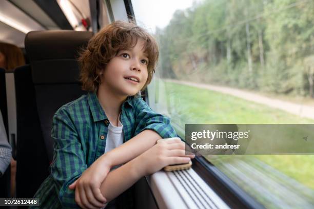 menino feliz viagem de comboio e olhando pela janela - russian boys - fotografias e filmes do acervo