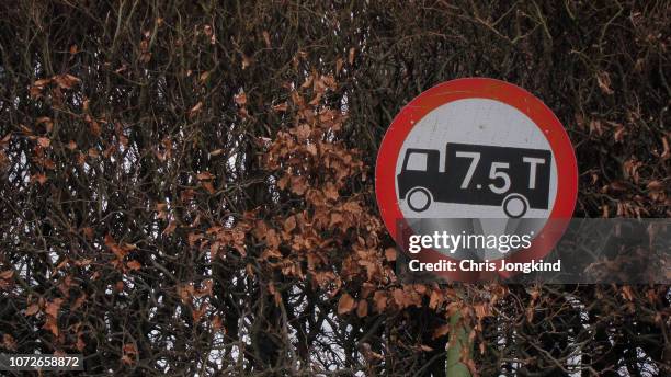 truck weight limit warning sign - restrictions stock pictures, royalty-free photos & images