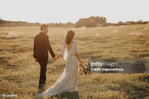 bruden och brudgummen - wedding couple bildbanksfoton och bilder