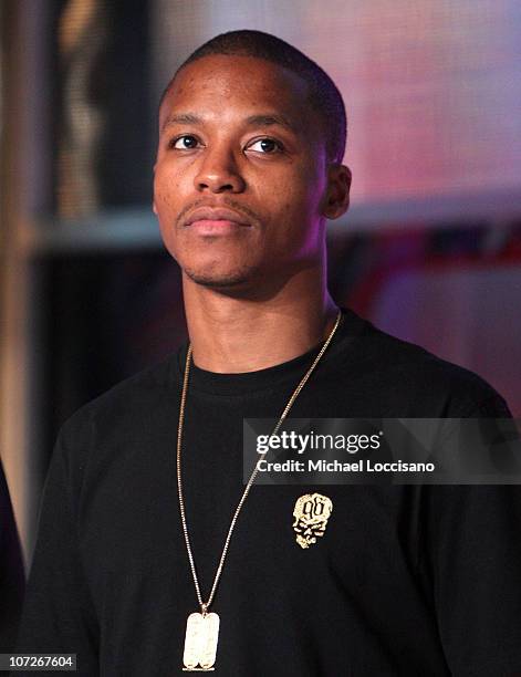 Albal Rapper 96 Jessica Alba Carmen Electra Lupe Fiasco Visit Mtvs Mi Trl Stock ...