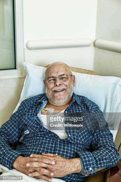 lächelnde senior erwachsenen mannes chemotherapie iv-krebs-patienten - head bandage stock-fotos und bilder