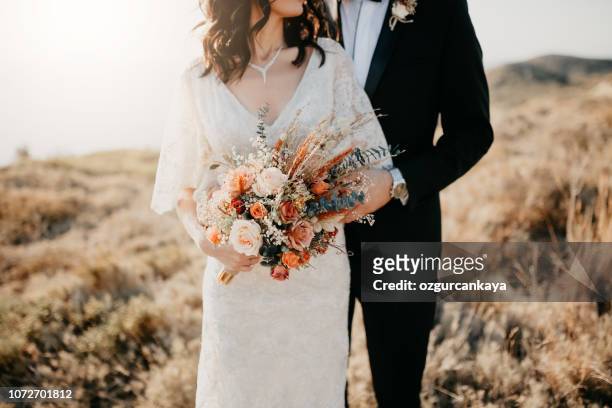 bouquet di nozze rustico - coniugi foto e immagini stock