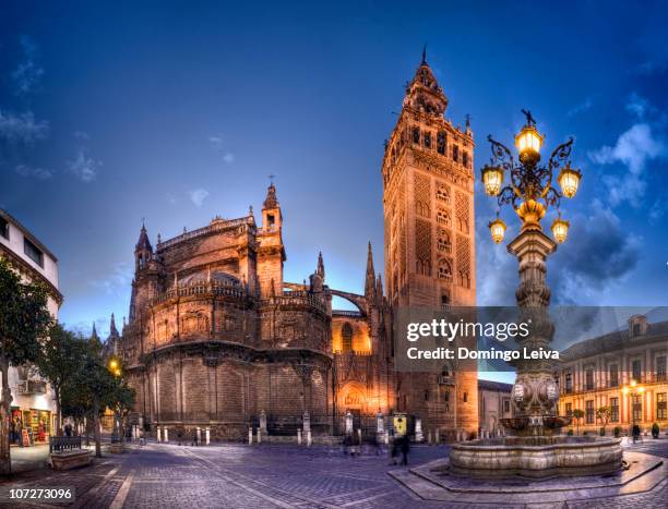 giralda and cathedral of sevilla / spain - la giralda photos et images de collection