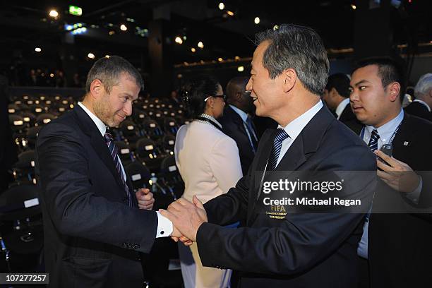 Roman Abramovich of the Russia bid shakes hands with Chung Mong Joon of the FIFA executive committee during the FIFA World Cup 2018 & 2022 Host...