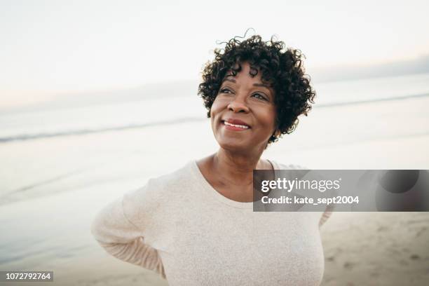 positief leven - african american woman portrait stockfoto's en -beelden