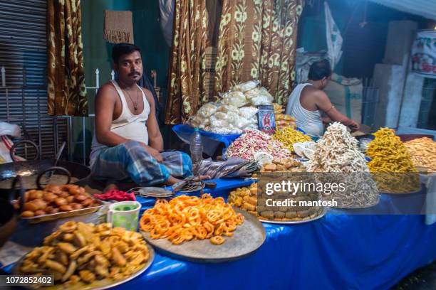 sweet shop auf einem festival markt in indien. - west bengal stock-fotos und bilder