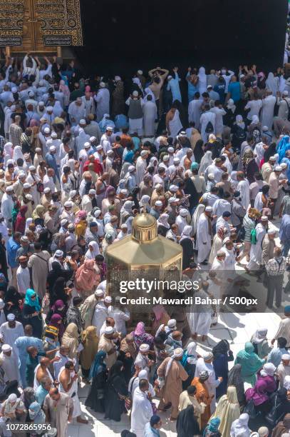 makkah - mar 10 : muslims look into maqam ibrahim (the station of ibrahim) march 10, 2015 in makkah, - maqam ibrahim stock pictures, royalty-free photos & images
