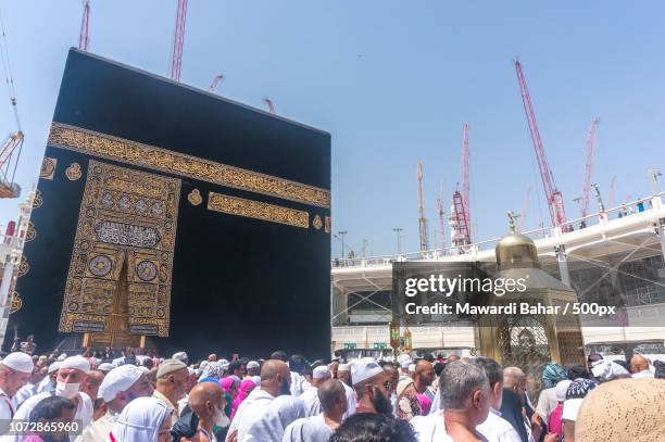 makkah - mar 14 : muslims look into maqam ibrahim (the station of ibrahim) march 14, 2015 in makkah, - maqam ibrahim stock pictures, royalty-free photos & images