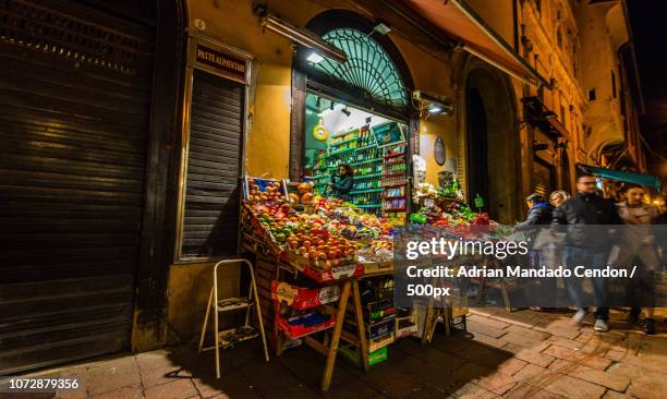 market at vie drapperie. bologna - italien altstadt stock-fotos und bilder