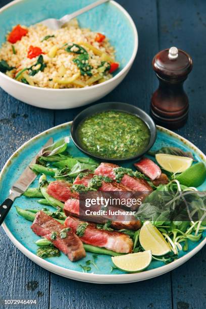 ternera con chimichurri salsa, verduras, hierbas y bulgur ensalada - argentina steak fotografías e imágenes de stock