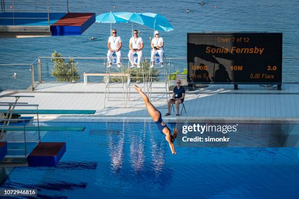 weibliche taucher tauchen im schwimmbad - gruppe springen ipad stock-fotos und bilder