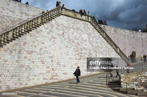 stairs at basilica of san francesco d'assisi - mari donkers photos et images de collection