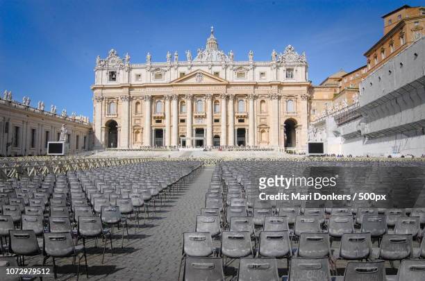 chairs at st. peters square, rome italy - mari donkers photos et images de collection