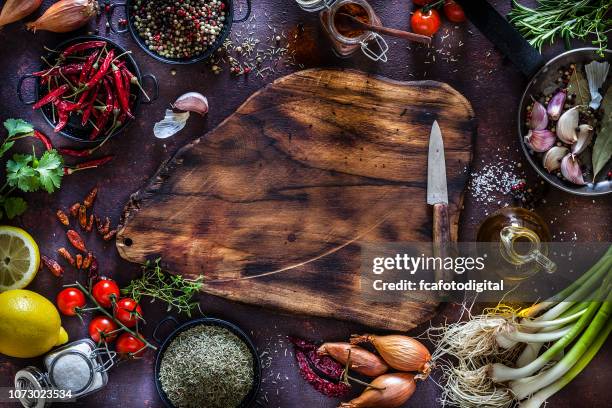 cooking and seasoning background - chopping board background stock pictures, royalty-free photos & images