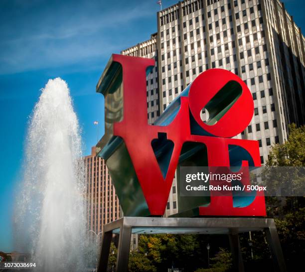 philadelphia love sign - john f kennedy plaza philadelphia stock pictures, royalty-free photos & images