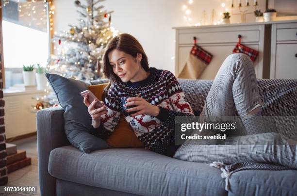 liefde kerstmis thuis - christmas sweater stockfoto's en -beelden