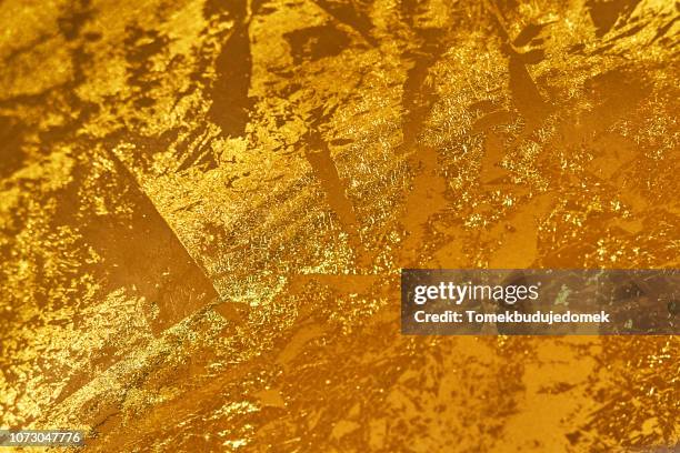 gold - gold foil texture foto e immagini stock