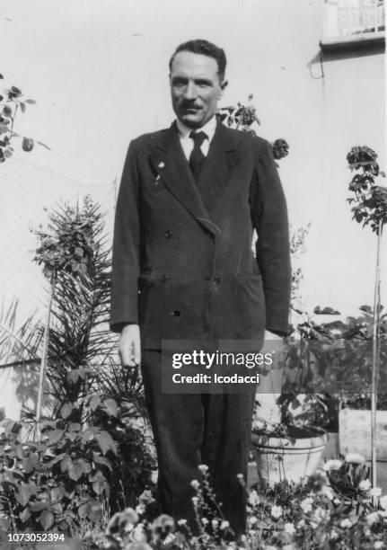 1920s italian family portrait - roaring 20s fashion men stock pictures, royalty-free photos & images