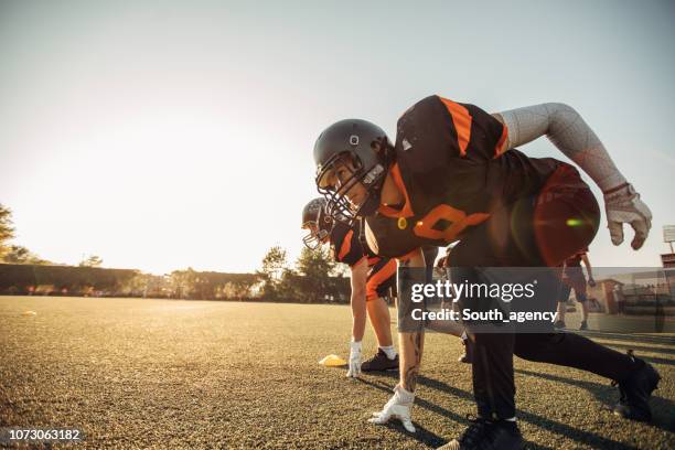 football training - guard jogador de futebol americano imagens e fotografias de stock
