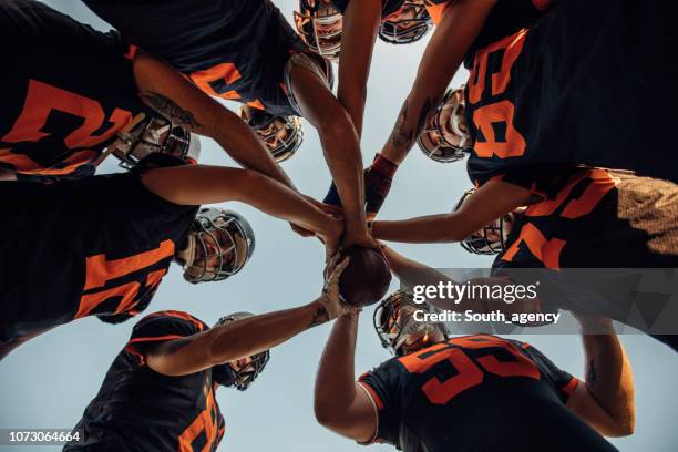 football players unity - college football player stock pictures, royalty-free photos & images