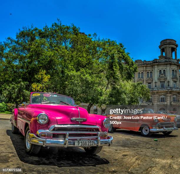 taxi cubano rosa descapotable - descapotable stock pictures, royalty-free photos & images