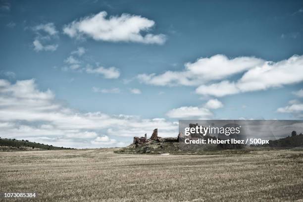 __ruinas en un campo de labor__ - en ruinas stock pictures, royalty-free photos & images