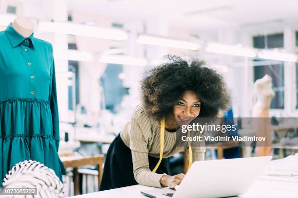 jóvenes diseñadores - estudio de diseño de modas fotografías e imágenes de stock