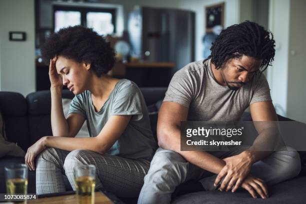 非裔美國夫婦在家裡的關係有問題。 - break up 個照片及圖片檔