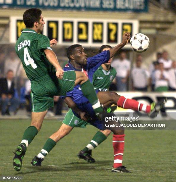 Le parisien Jay Jay Okocha tente un retourné devant Arir Benado , le 01 octobre à Haifa , lors de la rencontre Maccabi Haifa-P.S.G des 1/16e de...
