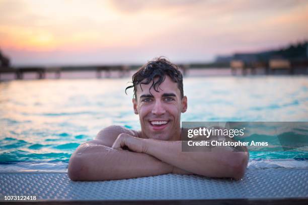 schwimmen im pool im freien - portrait schwimmbad stock-fotos und bilder